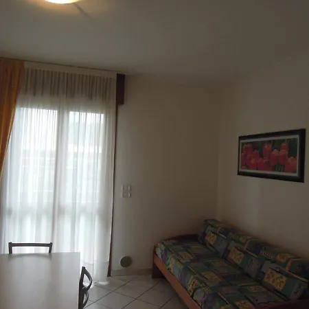 アパート Lovely Flat With Sea View And Swimming Pool ビビオーネ